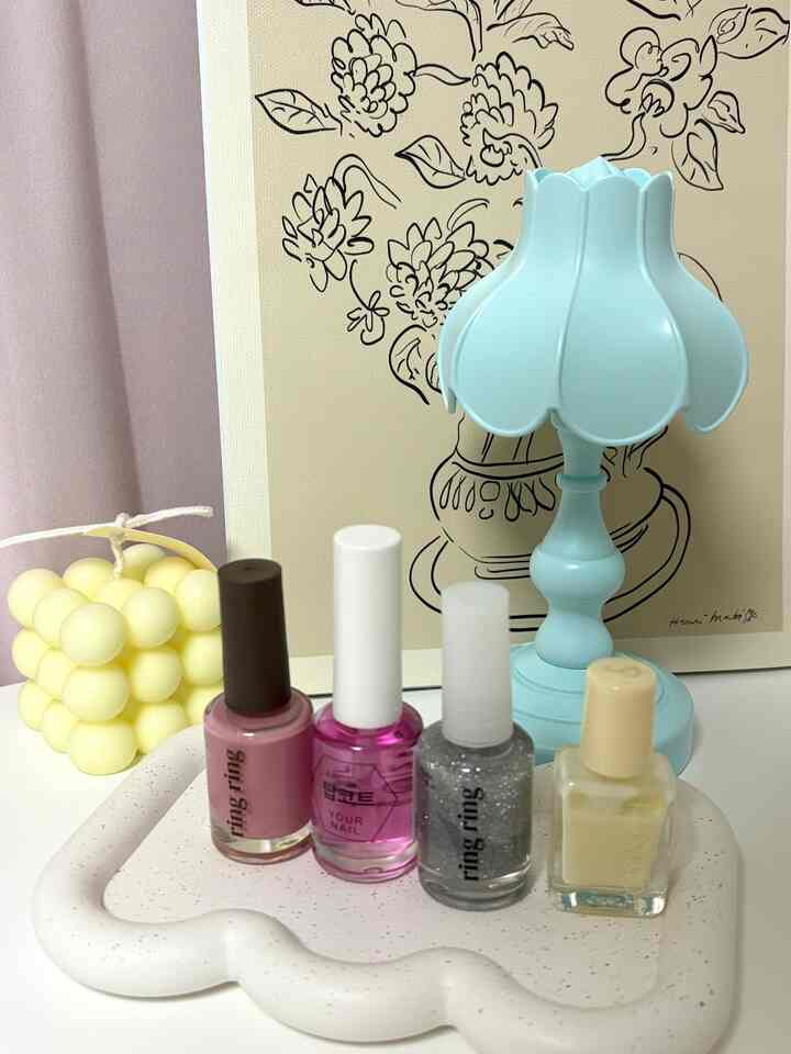 🤍結婚準備中
ネイルショップに変身した我が家💅

♥️今回スタジオ撮影を控えて
ウェディングネイルは自宅でセルフに挑戦！ 

-準備物-
ダイソーネイル3個とパーツステッカー1個
そして、ロムアンドネイル1本こんなに利用しました^^

グラデーションは本当に大変でしたが、
写真も無事にうまくいきます。
セルフネイルしながらもっと意味がありました：D♥️
写真は来月にセレクトに行くことにしました😌


#自宅で最高の忙しい1 #콘수프기록 #맞팔 #네일아트 #그라데이션 #웨딩네일 #스튜디오촬영네일 #다이소 #롬앤 #매니큐어 #셀프네일 #결혼준비