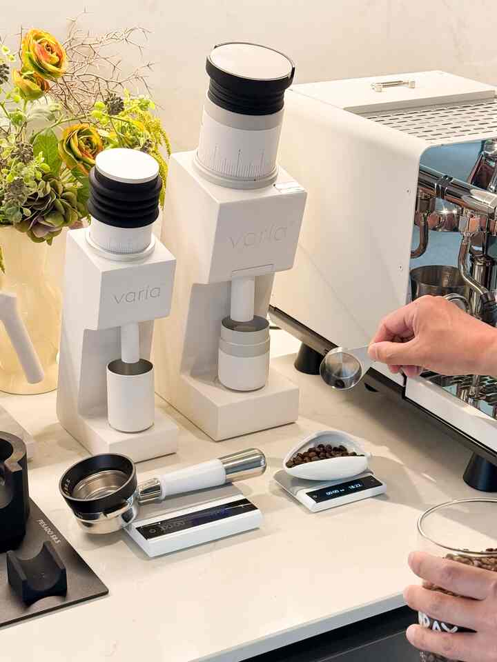 ＃ルミハウスホームカフェ＃ホームカフェインテリア小道具
毎日同じルーチンの中で一杯のコーヒー☕️

ルミハウスのホームカフェです。
🏷コーヒーマシン：エロチオマヌスS
🏷 タンピングステーション:ペサド58.5
🏷スケール：バリアAKU Pro / AKU mini Scale
🏷豆腐保管容器：プリパラ

＃ホームカフェ＃ホームカフェインテリア＃コーヒータイム＃ホームカフェゾーン＃ホームカフェ装飾＃ホームカフェインテリア＃ホームバリスタ＃メイトハウス＃メイトハウス1期
#coffeetime #coffeelover #homecafe #homebarista #coffeeathome #coffeemaker
#homecafeinterior