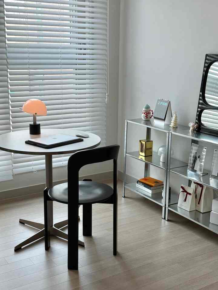 Ini adalah ruang hobi yang saya gunakan saat saya butuh waktu sendiri🖤

Saya pikir itu paling banyak digunakan, terutama ketika setiap orang harus mengerjakan pekerjaannya sendiri.
(Tentu saja, ini adalah ruangan yang paling sering saya gunakan saat berdandan🤭)

#Interior rumah pengantin baru #신혼집꾸미기 #신혼집 #서재방인테리어 #취미방 #맞팔 #맞팔환영해요 