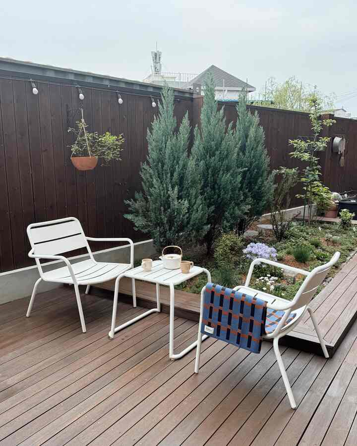 ＃広告＃今日の家＃バイナリーウィーク

今春はなかなか天気を止めることはできません🤔
突風が吹く冬の天気でした。
突然真夏の日焼けでした。
本当にダイナミックですね🤷🏻‍♀️
いよいよテラスが楽しめる季節なのに
座っていればまだ風が冷たくて
ひざ毛布をひとつ持ちながら
リトンに入門（？）しました🙈
⠀
リットンはブランケットやラグパターンがきれいです。
いつも目を見ていたブランドです。
今回受け取ったブランケットがとても好きです
入門するとすぐに、最愛ブランドの登場😍
⠀
私が連れてきたアイテムはニットブランケットです。
ニットブランケットは伸びるか、オールがはねないのか
使用は慎重で悩みます。
しっかりした組織感に厚み感もドトムして
伸びずに形がよく維持される素材ですよ👍🏻
⠀
パターングルメリットンらしく
ブランケットもあまりにも感覚的なパターンが多くて
しばらく心配するブルーXブラウンカラー配色なので
四季使ってもみんな似合いたい
このパターンで選んだ。
彩度が少し落ちたヴィンテージカラーは実物がはるかにきれいだ
裏面の織りもすっきりして仕上がりが大好きです🤎💙
⠀
実際、ブランケットの種類は家にたくさんありますが、
ほとんどかなり寛大なサイズ
簡単に覆う用途には大きすぎます。
リットンデニスブランケットは
70X100cmのコンパクトサイズ
テラスで膝毛布として使用するときも
床に惹かれずに使用ができてよかったです。
車両用膝毛としてもピッタリですよ👏🏻👏🏻
⠀
四季折々に活用されるリテンブランケットは
今日の家のバイナリショップで購入しました🏠
今日の家バイナリーショップ最大のイベント「バイナリーウィーク」
5.12(月)～5.25(日)まで進行中ですよ～！
毎日オープンするワンデー超特価ディルを見回す楽しみもあり
ホットに浮かぶハイエンドブランド製品も
セール街で会うことができます。
これまでウィッシュにあったブランド
バイナリーウィークショップリストにいるかどうか一度見てください🙌🏻🛍️
⠀
私はブランケットを選ぶとき
最後まで悩んだ別のパターンがありました。
受け取ってとても満足しています。
悩んだものまで連れてくるか心から悩んでいます🤑
⠀
🏷️今日の家バイナリーウィーク
5.12.月 - 2.25.日

@binaryshop_official
@todayhouse
@ritten_hours


＃今日の家＃バイナリーショップ＃バイナリーウィーク＃インテリア＃リビング＃家具＃照明＃ホームデコ＃キッチン用品＃ファブリック＃小道具＃binaryweek＃binaryshop＃リットン＃リットンブランケット＃Blanket＃RITTEN＃テラスライフ＃屋外テラス＃テラスハウス＃テラス装飾 
⠀