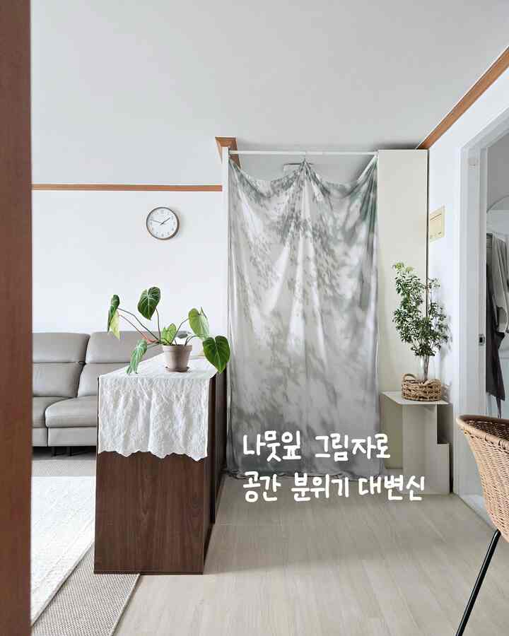 葉の影で空間雰囲気大変身🌿

🔔[ファダホームXファインダースキパス] #공구예고
🔸販売製品：ファインダースキパース𝟐𝐏𝐌ファブリックポスター
🔸販売日程：𝟱/𝟭𝟵（月）〜𝟱/𝟮𝟲（月）（7日間）
🔸今日の家と一緒に「単独」スペシャルコラボキャンペーン
🔸ただ@hwada.homeでのみ最安値を購入できます

．．．．．．

🏷️𝟐𝐏𝐌ファブリックポスター製品紹介

午後2時、一日がしばらく呼吸する時間を表現した
ファインダースキパーズ𝟐𝐏𝐌ファブリックポスターがリリースされました。

空間分離遮蔽フィルム、壁の装飾ポスター、カーテン、カバーなど
様々な用途に活用できる「実用性」はもちろん
葉が刺繍された影を一幅のファブリックに入れた
「ゆったりと暖かい感性」を持つシフォンポスターです。

ファブリック一枚の簡単な取り付けだけで空間雰囲気大変身🌱
𝟐𝐏𝐌ファブリックポスターで家の中に自然のムードを追加してください。

．．．．．．

🏷️𝐜𝐡𝐞𝐜𝐤  #집꾸미기 #인테리어소품 #패브릭포스터 #패브릭소품 #커튼 #가리개 #homedecor #vintagehome

