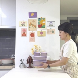 💜 자꾸만 눈길이 가는 작은 박스 하나.
💡데비마이어 그린박스도 잘 사용하고 있는데 라벤더 컬러의 데비박스가 새로 출시되었더라구요.
✔️그린박스 사용하다가 퍼플 컬러의 데비박스를 보니 넘 예쁜데요.
✔️그린박스의 명성 그대로 데비박스도 식재료의 신선도가 오래 유지된답니다. 👍🏻
✔️바닥에 웨이브 구조로 제작해 잘 무르지 않아 더 업그레이드 되었고요.
✔️냉장고를 열때마다 예쁜 감성까지 추가된 데비박스 💕
✔️식재료 보관뿐만 아니라 냉장고 정리도 수월해졌어요^^
#살림살이 #콘수프기록 #데비마이어 #데비박스 #보관용기 #냉장용기 #냉동용기