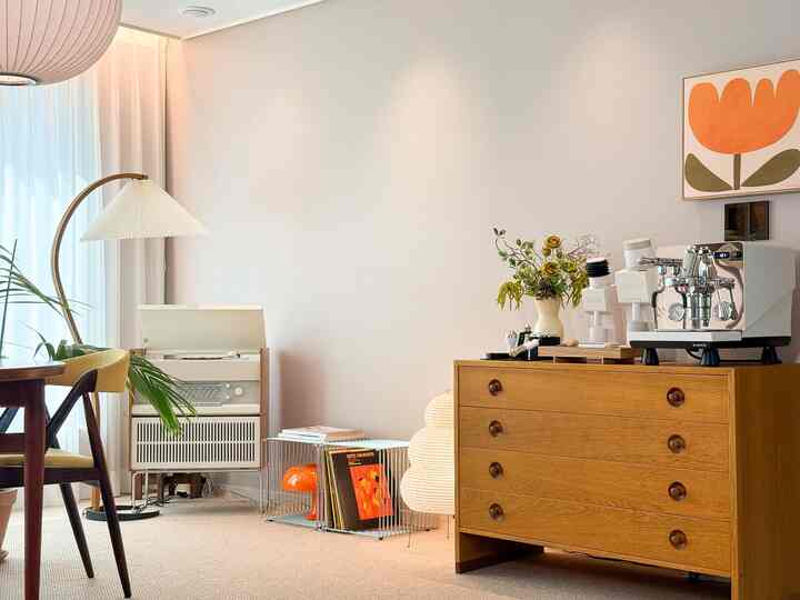 #ホームカフェゾーン
リビングルーム一点、私が一番好きな空間です。 
暖かい木製家具の上にコーヒーマシンと道具を一つずつ上げて自分だけのホームカフェゾンを作りました。

コーヒーが降る音で  
好きな音楽と 
一杯のコーヒーを飲むこの瞬間が大好きです。 ☕️🤎

☕️☕️ホームカフェおすすめのテム☕️☕️
🏷コーヒーマシン：エロチオマヌスSホームカフェの完成度を高めてくれる感性＋性能全て揃ったマシンです。

🏷 タンピングステーション：ペサも58.5バリスタのように安定感のあるテンピングができ、抽出クオリティがパッと変わります。

🏷スケール：バリアAKU Pro+mini正確な計量とタイマー機能まで、感覚的なデザインはおまけです。

＃ホームカフェ＃ホームカフェインテリア＃コーヒータイム＃ホームカフェゾーン＃ホームカフェ装飾＃ホームカフェインテリア＃ホームバリスタ＃メイトハウス＃メイトハウス1期
#coffeetime #coffeelover #homecafe #homebarista #coffeeathome #coffeemaker #homecafeinterior 