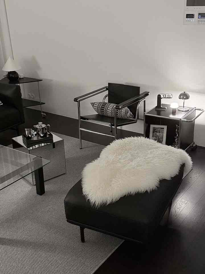 Provided by #마켓비 
#ConsoupRecord #예쁜템최고야 #스페셜크리에이터

#StorageBox and #사이드테이블

I bought one piece of furniture, but I feel like I have two pieces of furniture✌🏻

MarketBee's 'Simply' series
is easy to assemble (*Assembly service provided)
In the case of the Simply Mobile Storage Box,
you can easily remove and attach the steel panel without any additional equipment after the assembly is complete,
so if you get tired of using it as a storage box, (or according to your needs),
you can change it to the #사이드테이블 form as shown in the first picture

I also like the fact that it has wheels so you can move it around and use it🫶🏻 

#Today's House #거실인테리어 #수납박스 #소파 #커피테이블 #블랙가구 #블랙마루 #블랙인테리어 #오늘우리집 #거실 #리빙룸 #25평거실 #20평대거실