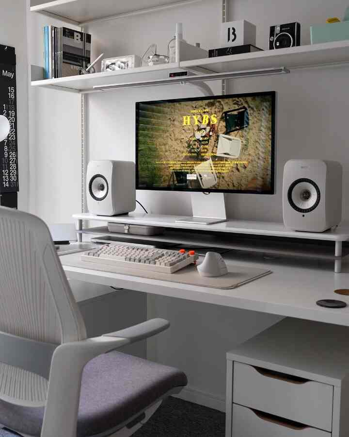 いつ見ても飽きないきれいなホワイトデスクテリア🖥️

ホワイトトーンで統一されたデスクは見るたびに心が快適になります。
没入感まで高めてくれる感じです！

＃スペシャルクリエイター＃ホームオフィス＃デスクテリア人＃プリティテム最高屋＃デスクセットアップ＃デスク飾り 