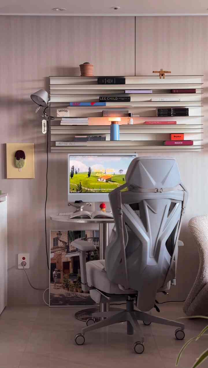 New office chair

日本高級チェアブランドPAXTON
最近、日本だけでなく家を飾る人の家には、
私が使ってみると、ゲーミングチェアでもホームオフィスチェアでもとても良いと思います。 

一度外観で見ても豪華で見たことのないスタイリッシュなデザインチェアに 
パールグレーカラーのスエードベルバット素材を使用し、背中と腰は長時間座っていても
不快にならないように高密度マッシュを使って通気性が良くなりました。

裏面デザインはどこでも見たことのないシェイプのデザイン
長時間座ると体重が載って足が痛くなる時もあるのに
フットレストをすっぽり取り出して快適に休むこともできますよ。

もう一つの良い機能もう一つ！リクライナー機能があり、映画館のうらやましい座席に座る
しばらく休んで寝ることもできます。

私の腕の長さに合わせて上下、左右調節できる4D肘掛まで！

これはホームオフィスのインテリアチェアでも問題ありませんか？ ㅎㅎ

#paxton #パックストーン #paxtonチェア #paxtonゲームチェア #ホームオフィスチェア #ゲームチェア #ゲームチェア #机の椅子推奨 #リクライナーチェア #オフィス用椅子 #オフィス用椅子おすすめ #オフィス家具 #オフィスチェア #書斎インテリア #デスクテリア #今日 