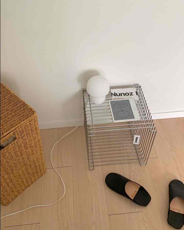 #gift ヌノーズで送ってくれた鉄テリア感性いっぱい ワイアラック棚、梱包が全部開いてヌノズタグつけてただ置いておいておいたのにスペースを気にして飾ってくれたような感じが入って本当に好きです。 .

＃ヌノーズ＃ワイヤーラック＃Nunoz＃WIRERACK＃鉄製棚＃鉄製協議＃鉄材協議＃鉄材棚＃インテリア協議＃新婚旅行インテリア＃ホームスタイリングチップ 