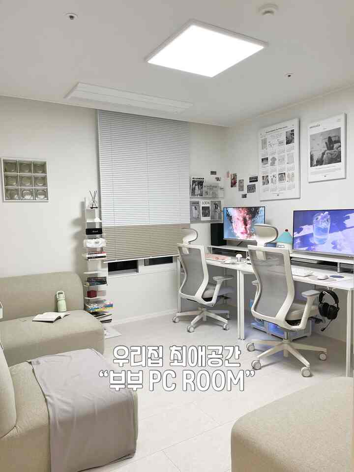 白とベージュの色調のデスクルーム、二つのコンピュータデスクとオフィスチェアが配置された清潔でゆったりとした空間