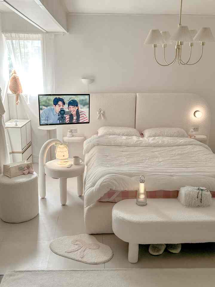 白を基調とした寝室、ブークレ素材の家具と柔らかなテクスチャーが配置された暖かくシンプルな空間