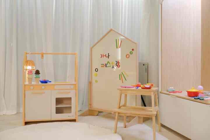 「ようこそ〜ガーナレストランです！」
ベビーシェフの忙しい一日が始まるこちら。
綿菓子のように柔らかいカーテンの後ろから、香ばしい香りがソルソル漂ってきます。
小さな手でつぶやく皿と調理器具、
アイスクリームを積んで、スープを煮込んで忙しい一日を過ごす子供だけのキッチン。

注文に入ります〜
「お母さんのための愛のトースト一枚、
お父さんはポグルポルラーメンだったら、いかがですか？」
アールダルロックマグネット文字で飾られたメニュー版まで、
どこ一つホツル作った空間がないですね。

暖かい原木感性に可愛らしさがしっかりと弾むリトルプレイキッチン！
今日もこの小さなレストランでは笑いと遊び、想像力がいっぱいです。
子供だけの小さな世界が広がるこの瞬間、
お母さんお父さんは静かに一歩退いて幸せなゲストになってくれます。


#リビングインテリア
#キッズカフェ
#赤ちゃん
#おもちゃキッチン
＃木のキッチン
#お母さん
#アイデア
#ミニキッチン
#遊びスペースインテリア
#肉食堂
#感性遊び空間
#マグネットボード
#アイドルキッチン
#感性インテリア
#キッズインテリア 
＃自宅で最高の忙しい＃コンスープチャレンジ＃かわいいテム最高屋＃ホームストア＃今日の私たちの家コンテスト＃今日の私たちの家