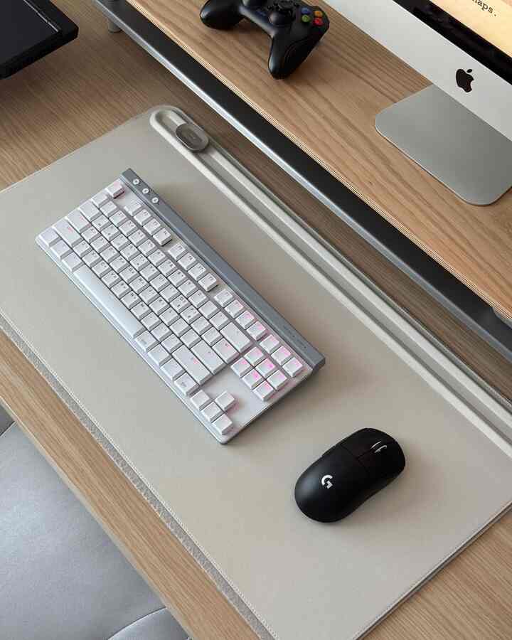 ナチュラルなウッドトーンとシルバーのホームオフィス、清潔な机にキーボードとマウスが配置されたモダンな作業空間