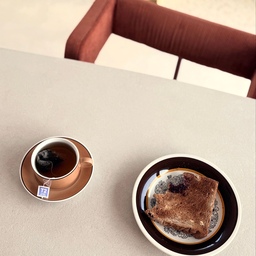 홍차 한 잔, 딱 그만큼의 여유 ☕🍞
오늘 아침은 이 정도면 충분해요 🌥️🫖
강원도 영월에 위치한 49평 단독주택 소목영월,
설계참여+직영공사로 지은 감성 주택이에요 :)
조용한 오전,
홍차 한 잔, 그리고 빵 한 조각.
딱 그 정도면 충분한 순간 🍞☕️
소목영월의 다이닝 공간은
시간이 천천히 흐르도록 만든 구조예요.
창밖 풍경을 바라보며 앉으면,
괜히 숨이 한번 더 쉬어지는 느낌이에요.
테이블은 빌라레코드의 2400 다이닝 테이블,
상판은 칸스톤 에덴으로 마감했어요.
잔잔한 질감 덕분에 음식을 놓아도 깔끔하고 예쁘게 담겨요.
브라운 톤의 골지 체어도 같은 라인 제품인데,
빛 따라 질감이 드러나는 모습이 참 예뻐서 자주 앉게 돼요 :)
🍞 소품 & 가구 정보
· 테이블: 빌라레코드 다이닝 2400
· 체어: 빌라레코드 허그체어 / 브릭브라운 골지 패브릭
· 컵&소서:  모노브라운 (빈티지)
· 접시: 일본 빈티지 테이블웨어
📌 공간에 대한 더 많은 기록은
인스타그램 @somoc.haus에서 이어지고 있어요 :)
#소목영월 #슬로우하우스 #홍차한잔 #칸스톤에덴 #빌라레코드식탁 #허그체어 #브릭체어 #골지체어 #감성주택 #전원주택인테리어 #다이닝테이블추천 #브랜드하우스 #자기설계 #직영공사 #느린삶 #공간스타일링 #미드센추리그릇 #브라운톤 #토스트한조각 #라이프로그 #홈카페 #다이닝테이블 #모닝무드 #감성살림 #컬러가구 #직접설계 #식탁위풍경 #잔잔한기록 #내돈내산 #아침기록