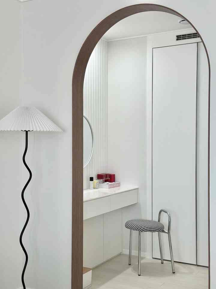 ＃かわいいテム

🪞パウダールームにNEW化粧台椅子登場！

パウダールームスペースにぴったりのサイズの化粧台椅子ができました:)

シルバーフレームで鉄テリア感性もしたスプーン加えて
異なる色でクッションカバーの交換も可能です。
後で椅子を飾ることもしなければなりません😆



#gift #event 
＃ftc14ストーリー＃コンスープ記録＃
＃パウダールーム＃パウダールームを飾る＃化粧台＃化粧台を飾る
＃化粧台整理＃アーチムーン＃新婚集化粧台
#ホワイトインテリア #新婚ホームインテリア 