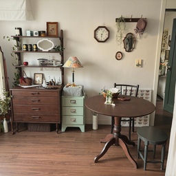 가을을 담은 월넛톤의 앤틱 하우스🍁
집들이 쓸 때 에디터님이 지어주신 제목인데 이 챌린지에도 딱 맞는 것 같아서 가져와봅니다!
원목 가구와 그린포인트, 아늑한 조명으로 가을 감성이 생각나는 저희 집 거실🌿🤎
#2026달력이될집 #가을 #빈티지 #앤틱 #클래식 #로맨틱캬바레 #월넛인테리어 #빈티지인테리어 #원목테이블 #원형테이블 #선반장 #원목선반장 #앤틱가구 #빈티지가구 #플랜테리어 