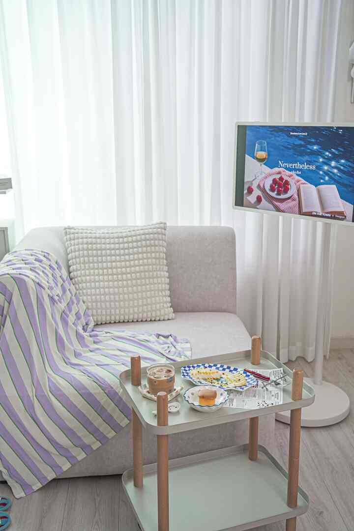 #예쁜템최고야

Hari ini, cuacanya sangat panas sehingga terasa seperti musim panas!!
Apakah musim panas sudah mulai sekarang,, aku agak takut🥲

Mangkuk yang paling sering aku gunakan akhir-akhir ini sangat cocok untuk musim panas💙
Warna birunya memberikan kesan sejuk,
dan juga cocok untuk membuat makanan penutup atau salad sederhana:)
Mangkuknya menyegarkan, jadi bahkan dalam cuaca panas, hatiku terasa sejuk dan segar ㅋㅋㅋ
Tentu saja, makanan penutup harus disajikan di piring yang cantik👍
Salad melon yang tidak boleh kamu lewatkan di musim panas!! Ini melon yang aku pesan dari Today's House, dan aku menghabiskannya dengan sangat nikmat ㅋㅋㅋ
Aku harus memesan lagi segera💛

#CornSoupRecord #온더테이블 #거실인테리어 #예쁜그릇 #여름플레이팅 #여름그릇 #여름샐러드 #참외샐러드 #카스테라 #모던하우스그릇 #모던하우스 #파란그릇 #스텐바이미2 #스텐바이미 #거실스타일링 #트롤리