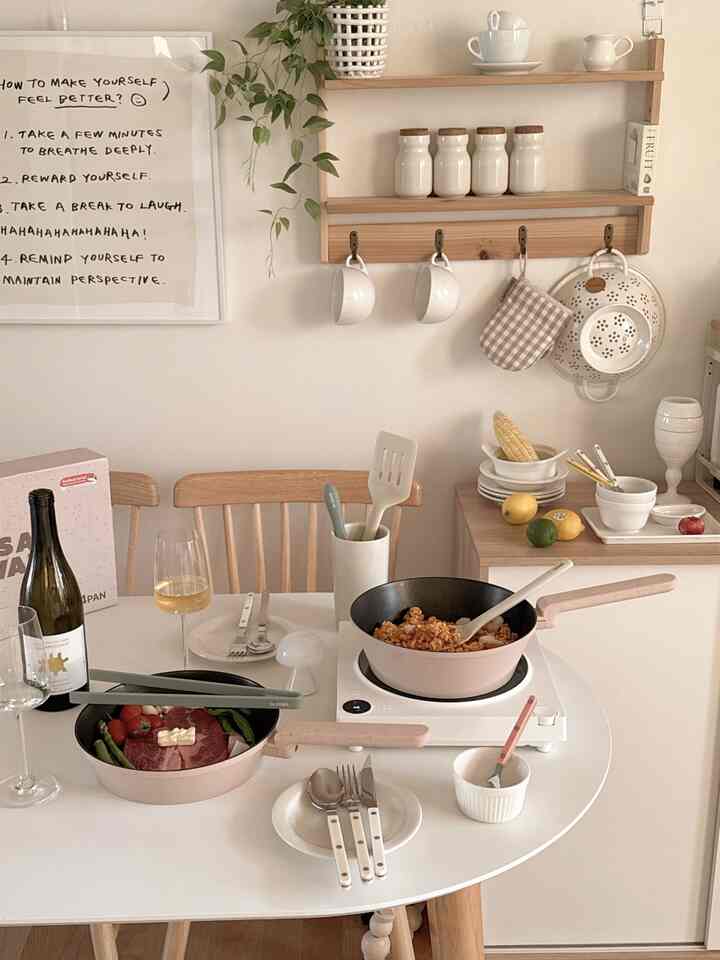 #우리집다이닝룸

Saya akan memperkenalkan ruang makan kita

Sebenarnya, ruang makan adalah ruang paling berwarna di seluruh rumah

Karena di sanalah kita menyantap makanan lezat bersama-sama

Saya mencoba memberikan kesan cerah dan ceria

Saya meletakkan meja dan unit penyimpanan dalam kombinasi kayu + putih

dan menambahkan kehangatan dengan rak kayu ♥︎