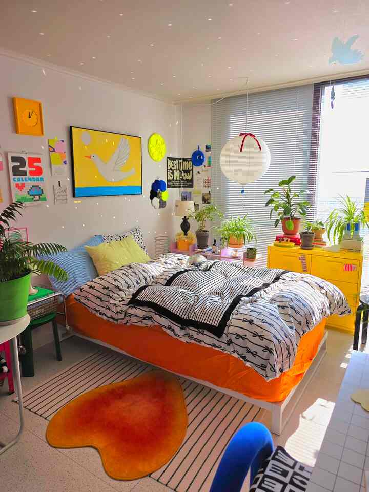 A collaboration of bright light and color. ✨

#2026CalendarHouse #봄 #컬러인테리어 #콘수프기록 #스페셜크리에이터 #조명 #침실인테리어 #침구 #미러볼 #블라인드 #베딩 #블랭킷 #러그 #컬러풀 #액자인테리어 #플랜테리어 #홈스타일링 #홈데코 #벽꾸미기 #방꾸미기 #작은방인테리어 #원룸인테리어 #컬러수납장