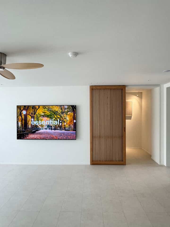 #2026달력이될집 #가을 

Kayu di musim gugur🤎 
Pintu kayu dan kipas langit-langit kayu memberikan nuansa musim gugur!!

#RumahKita #가을분위기 #거실인테리어 #가을인테리어