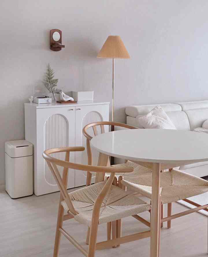 #집에서제일바빠 #콘수프기록 ²

Saya cenderung mengelolanya dengan lebih tekun karena terlihat bagus :)
Saya suka karena dapat digunakan dalam waktu lama jika saya sering membersihkannya dan memberikan ventilasi!

#Rumah hari ini #오늘의가든 #오늘의기록 #오늘의장면 #오늘의한컷 #거실인테리어 #거실꾸미기 #거실스타일링 #화이트인테리어 #화이트가구 #우드 #우드가구 #우드톤 #20평대인테리어 #신혼집인테리어 #신혼집거실인테리어 #신혼집거실스타일링 #일상 #맞팔