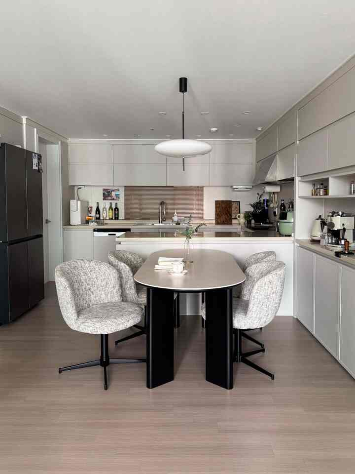 #오늘의우리집 #4 
#Corn soup record #썸앤데코 #신혼집주방인테리어 #주방인테리어 #식탁추천 #블랙식탁 #세라믹식탁 #회전형의자 #페브릭의자 #포인트의자 #식탁세트 
ㅣ🏷️Dining table: Some and Deco Rev Oval Porcelain Ceramic Dining Table 
ㅣ🏷️Chair: Some and Deco Mui Tweed Fabric 360-degree Rotating Chair 

Introducing a dining table set that completes our home's dining space with a modern yet warm feel🌟