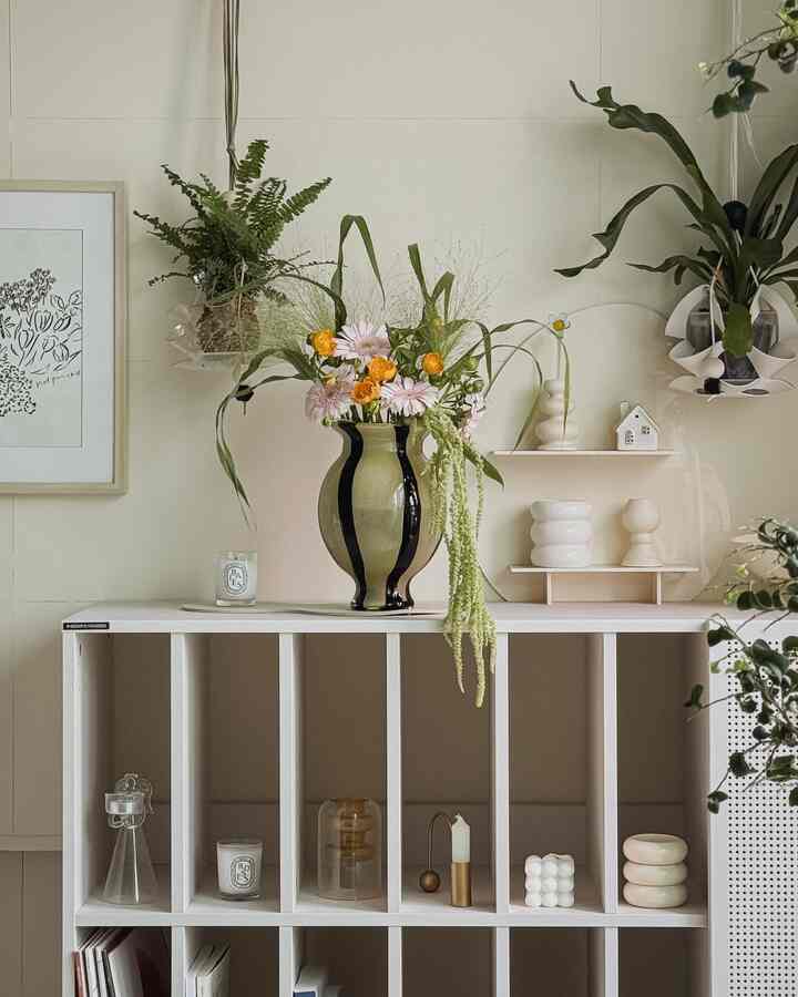 I wake up early so I have time to do flower arrangements.

I should live as a morning person from now on:)

#Today's home #집에서제일바빠 #인테리어꽃병 #꽃꽂이 #오브제
#Object shelf #미니선반 #행잉식물추천 #수납장꾸미기 #꽃인테리어

