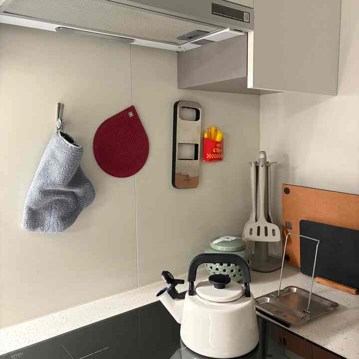 🔥キッチンにぜひ必要な実用テム5つおすすめ！省スペース+きれいまで💡

小さなキッチンならもっとお勧めしたい省スペース+実用性+感性すべてを捕まえたハチミツ5つ紹介します:)

🥇IKEAマグネットシリコンポットベース
壁にふり！貼っておいて使える空間占有ZERO
インダクションの前に貼っておけば熱い器を持って迷うことなく、
磁石のおかげで鍋の下に着付けてそのまま食卓まで運べますよ！

🥈IKEAマグネットトング
磁性が本当に強くて一度つくと落ちる心配がありません。
奴隷、メモ、キッチンツールなど多目的に掛けるのが好きです。
私はバイカンダストグローブを掛けてインダクション掃除するときにヨンギョン書いています。
ミニマルなデザインなのでキッチンの壁にもよく合います:)

🥉フライドポテト形鉗子クリップ
感性テムと会話誘発テム🍟
磁石が思ったより強くてクリップをいっぱいにしておいてもいけませんㅎㅎ
片方の壁にポイントでコック！貼っておくと可愛さ追加完了✨

🏅 エッジ ホーロー ティーポット
インダクションからよく沸騰させ、電気ポートよりも早いまで！
ホワイト+ブラックポイントで感性オブジェの役割もしっかりしています。
可愛くてしっかりした存在感のあるキッチンテムです。

🎖キッチンツール回転台+シリコン調理器具セット
へら、スクープ、人差し指の終わり！
シリコン素材だから食器洗い機を回すまで可能です。
継ぎ目のないデザインなので衛生的で、色付きの心配もありません🙌

📌スペースが狭くてもきれいにまとめたい方にピッタリ！
私たちの家のキッチンもきれいに書いています。
少しだけ満足度の高いこの5つ、ぜひおすすめですよ💛

＃今日の家＃ホームスターグラム＃ホームインテリア＃キッチンインテリア＃ホームカフェスターグラム＃ホームカフェ小物  
＃キッチンアクセサリー＃マグネットアクセサリー＃シリコンキッチンツール＃ライフアクセサリー＃小さなキッチン装飾＃20フラットアパートメントインテリア ＃キッチン蜂蜜テム＃キッチンインテリア

