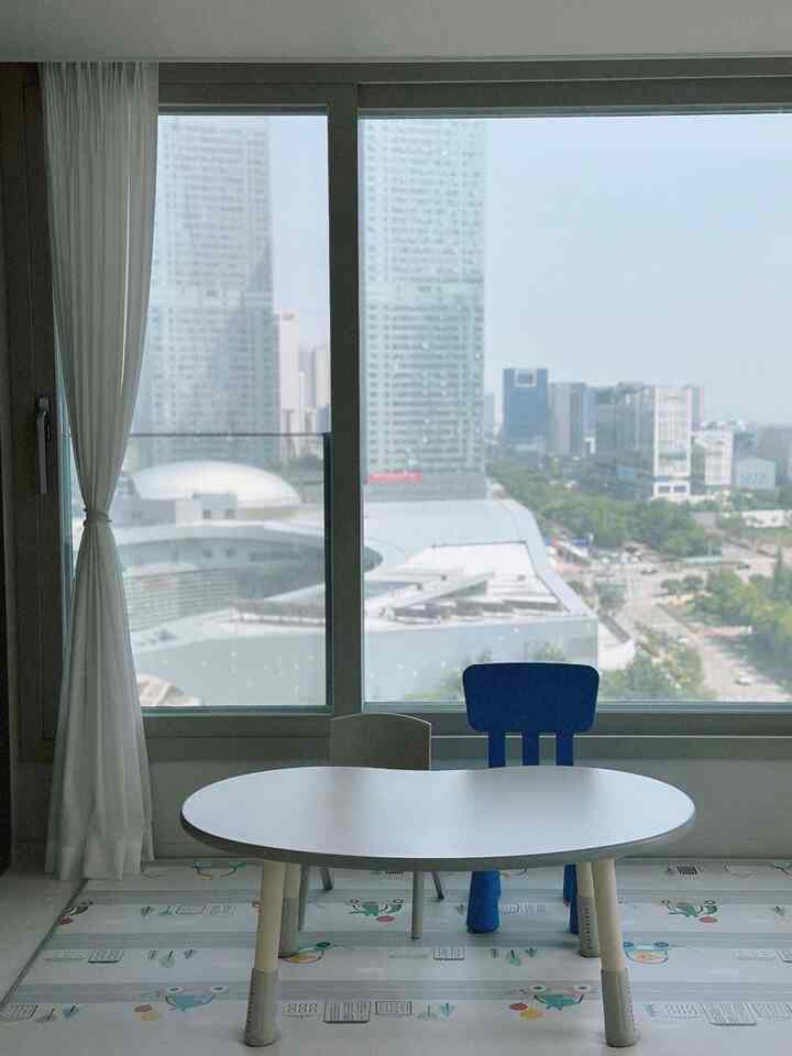 ＃私たちの家のポイントカラー＃青＃ブルー私たちの家は子供が青い色が好きなので、あちこちに青色のポイントになっています💙そのうち、今は廃止されたIKEA MAMMUT青い椅子を紹介します。

ちょっとした気持ちだから連れてきたらすぐに買ってみたかったのに、子供もとても好きで、隣に灰色の椅子は座らず、ここだけ座りますね🤣

#ザルサンテム＃デイルームデスク＃リバートチェア＃リバートコットン＃ベビーデスク

