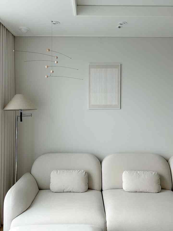 この構図は初めてです。
新しく買われた照明、ポスターを見て集まったショットです。
小売販売して買い物かごに入れておいたのはさっさと注文しました！ベージュラバーが家を飾る方法は、いろいろな種類のベージュを集めることです。 🤍


＃今日の私たちの家＃コンスープ記録＃ソファ＃エサソファ＃モービル＃モービルインテリア＃照明＃照明インテリア＃照明おすすめ＃ffcollective＃ポスター＃ポスターインテリア＃ポスターフレーム＃リビングルーム＃リビングインテリア＃リビング装飾＃新婚夫婦＃家具配置＃家具インテリア＃25フラットインテリア 