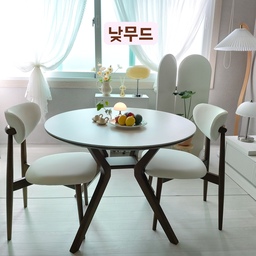 #오감리뷰 프로그램을 통해 제품을 제공받아 직접 사용하고 스타일링한 후기입니다.
신혼때 구입한 사각원목식탁이 있지만  요리하고 사진찍으면 이쁘지가 않아 늘 낮은 테이블위에서 요리사진을
찍는게  불편했고   취향이  사각식탁에서   원형식탁으로
바뀌면서  
늘 원형식탁을 쓰고 싶었는데  세릴 포세린 세라믹 원목 식탁을 본순간  이거다 싶었어요
낮에 햇살없을때 찍은 식탁모습이에요
