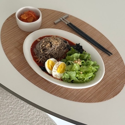 왜때문에 나오는 제품마다 다 맛있고 난리,
여름에 쟁여쟁여템 하나 더 추가요-
요즘처럼 더운 날엔 시원한 막국수가 딱인데
하코야 x 오봉집 쟁반 막국수 강력주천드려요!
매콤한 고추장에 시원한 배즙으로 
단맛을 더한 새콤달콤한 소스와
쫄깃한 메밀면에 넉넉한 양의 소스가 들어 있어서
야채를 많이 넣어도 간이 딱 좋아요:) 
맵찔이인 저도 기분좋게 즐기는 맛이었고, 
집에서도 간편하게 맛집 퀄리티 즐길 수 있다니
저는 추가 주문하러 갑니다 🌚
✔ 오프라인: 홈플러스, 롯데마트, 노브랜드
  온라인: 롯데마트몰, 한반몰, LF푸드 브랜드스토어
  구입 할 수 있어요🫰🏻
#리뷰 #콘수프기록 #오홈스토랑 #신혼은뭐먹집 #LF푸드 #엘에프푸드 #LFFOOD #한반 #오봉집쟁반막국수 #오봉집밀키트 #쟁반막국수 #여름맛 #여름 #꿀맛 #그릇 #그릇스타그램 #테이블매트 #커트러리 #오늘뭐먹지 #집밥 #밀키트 #밀키트추천 #오봉집