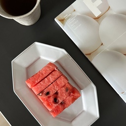 Staying in, cooling down, and fighting watermelon seeds.
밖은 덥고 습해서 나갈 엄두도 안 나고,
집에서 조용히 수박 한 조각,,이게 진짜 여름이죠 뭐💦
…근데 씨가 왜 이렇게 많죠?🍉🍉
#homeinterior #smallspacedecor
#neutralhome #cozyinterior
#naturalvibes #realhomevibes