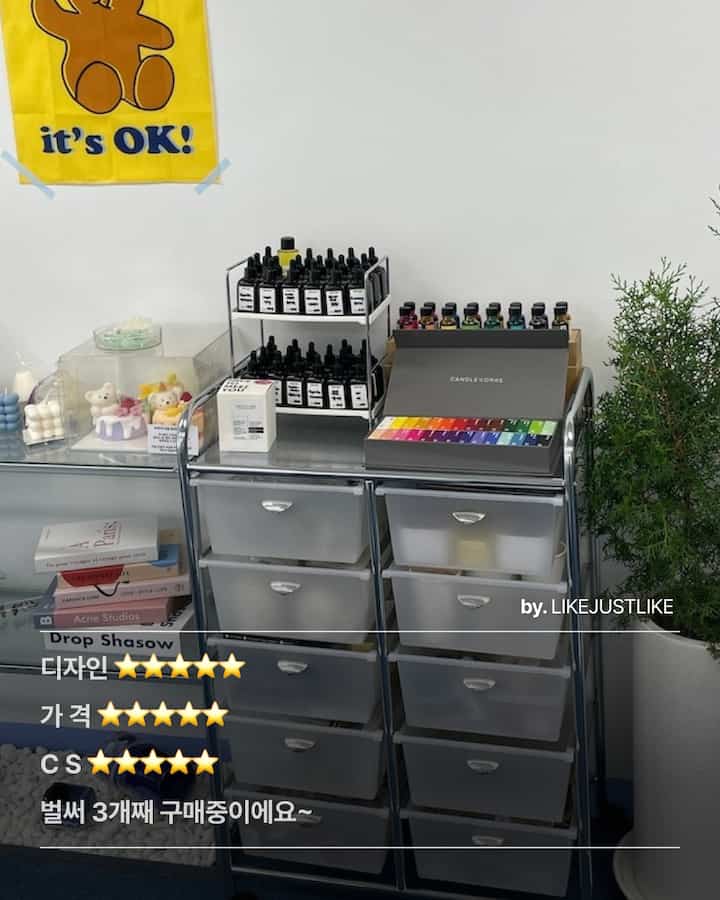 白い壁とミニマルなデザインの収納ラックとオブジェが配置された清潔感のある空間