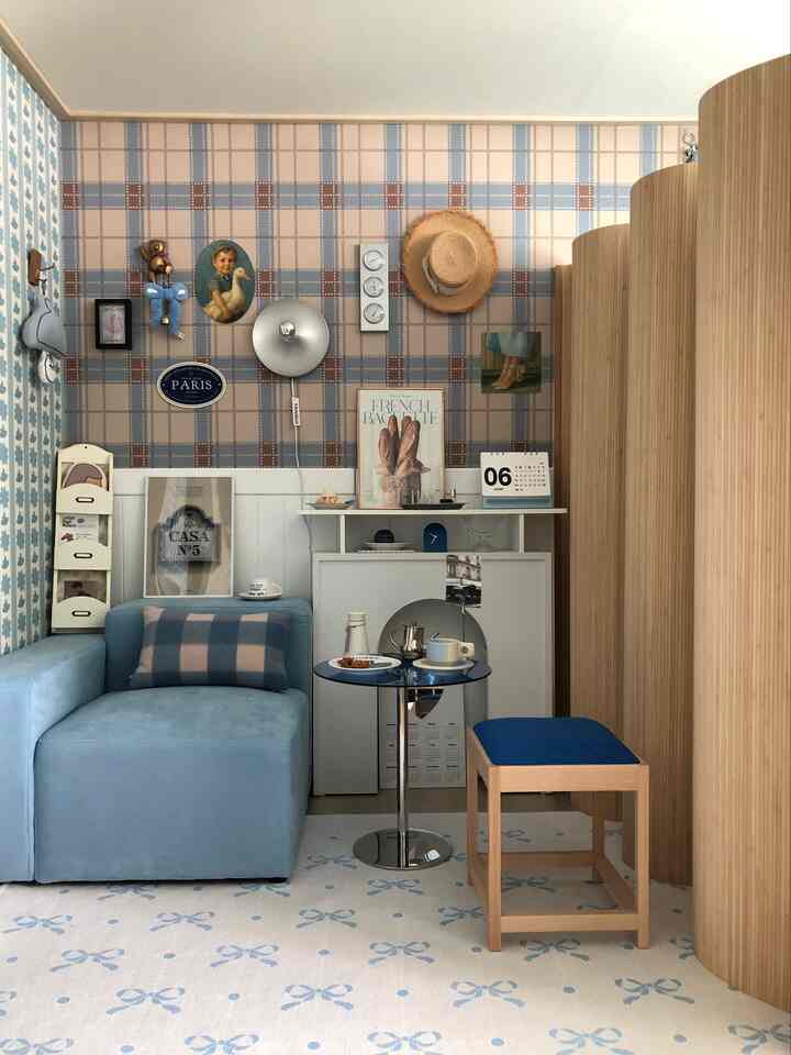 ブルーと木目調が調和した落ち着いた寝室、モダン家具とフレンチカントリー要素が配置された印象的な空間