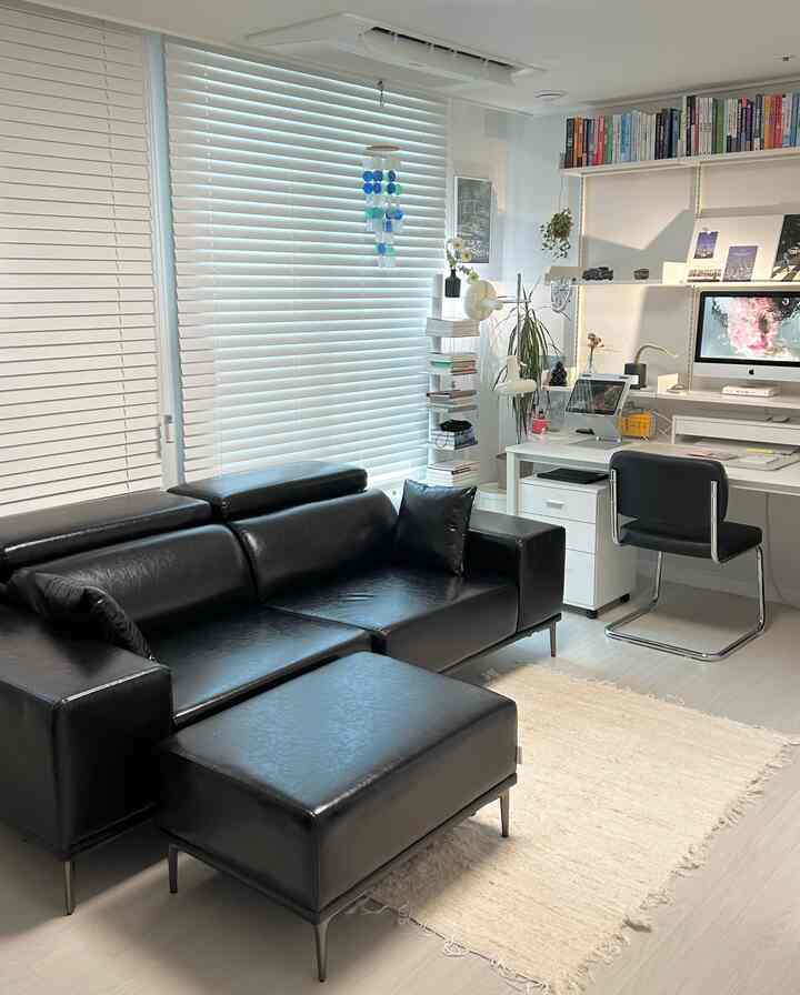 #오감리뷰 プログラムを通じて製品を提供され、直接使用してスタイリングした後期です。

エルノ3人用レザーソファ #BLACK
豪華でシックなムードのブラックソファをご紹介させていただきます。 🖤

ブラックに対するロマンがいっぱいでしたが、このようにブラックインテリアをすることになればとても嬉しいです。  #블랙인테리어 