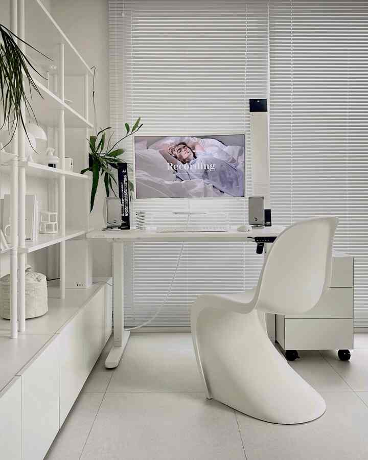 #오감리뷰  
いよいよロマン実現！ 
昔からロマンだった書斎空間を作ってみました。 
あまりにもデスクテリアを素敵にしている人がたくさんいます。 
まだ少し不足してぎこちなく感じますが、 
夢に描いた大きな絵を始めたと思います。 
ご飯のおかげでお腹がすいた感じです…😛

そしてまさにフィッパから設置する夫…。
ディスクがあって長時間座っていると 
腰が痛いと頻繁に立って働く夫のために 
デスクはデクストップのスマートモーションデスクとして設置してくれました。

デクストップモーションデスクは角がなく丸い仕上げ 
デザインだけでなく70-120cmサイズまでの高さ調節が可能で
座式でも立式にも使用できます。
コントロールスイッチで希望の高さ値を様々に保存し、 
ワンタッチで簡単に高さ調整ができるので 
これは本当に便利だった。 
子供がもう少し大きい場合は、子供の成長に合わせて調整しながら  #학생용책상 #높낮이조절책상 #덱스탑 #스탠딩책상 #서재인테리어 #서재 #책상 #데스크테리어 #데스크셋업  