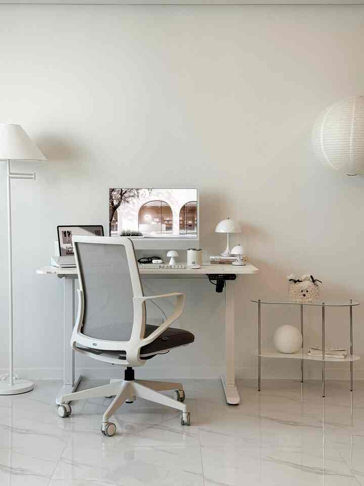 #오감리뷰 プログラムを通じて製品を提供され、直接使用してスタイリングした後期です。

今日は一日中座っている時間が増えていますか
のどが渇いて姿勢もどんどん曲がってきたんですよ🙃
だからついに！高さ調整が可能なモーションデスク
家に帰るようになりました。デクストップ「スマートモーションデスクベーシック」！

初めて受け取ったときのメタルフレームのおかげか
硬くてずっしりした第一印象に信頼感から生まれたんですよ。
なんと60kgまで支持可能だという点もかなり強かったですよ。
特に天板のサイズがぴったりで、デスクをセットアップするとき
空間もいっぱいになる感じなく、ゆったりとすっきりとまとめられました。

一番気に入ったのはやはり「モーション機能」！
ボタンひとつで自分のキーに合わせて高低を調節できるから
座って勉強して腰腰が近いとスタンディングに変身！
静かでスムーズに動いて気づかずに
いつでも自分の体に合わせてセッティングできます。

72cmから120cmまで細かく調節されるから
大人はもちろん、成長期の子供の机でも十分でしょう。
一日中座っていると、膝、腰痛の方へ
小さな変化だが大きな助けになるアイテムです。

特にデスク1つを変えるだけですが、部屋の雰囲気ももっと広く
整った感じだから心まで涼しくなりました🍃
初めてモーションデスクを悩んでいたら、
デックストップベーシックで入門してみてもいいと思います:) #학생용책상 #높낮이조절책상 #덱스탑 #스탠딩책상 