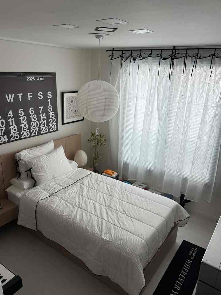 #夏味のインテリア暑い時は家でも涼しく綺麗に飾ってみてはいかがでしょう ⸝⸝ 𓈒𓂂𓏸

最近私がすっかり抜けたアイテムは、このフレンチリボンタイカバーカーテン🖤 

薄く軽く流れ落ちるシフォン素材にサルルの結び目のあるリボンがポイントです。 日光はやさしく覆い、サランサラン雰囲気のスプーン。🥣

リビングルーム、ベッドルームの窓の前、玄関のどこにでもトゥクトゥクを掛けるだけでもムードが変わるようで、今後もっと多様に活用してみましょう:)

暑くて湿った夏、こんな小さな変化一つがかなり気持ちいいかもしれません🩵

＃アームホーム＃リボンカーテン＃フレンチカーテン＃隠しカーテン ＃フレンチインテリア＃リビングカーテン＃ホームスタイリング＃カーテンおすすめ ＃ベッドルームインテリア＃ベッドルーム＃カーテイン＃かわいいテム最高屋＃カーテンスタイリング＃ベッドルームインテリア＃寝具＃コンスープレコード＃コンスープ＃ 