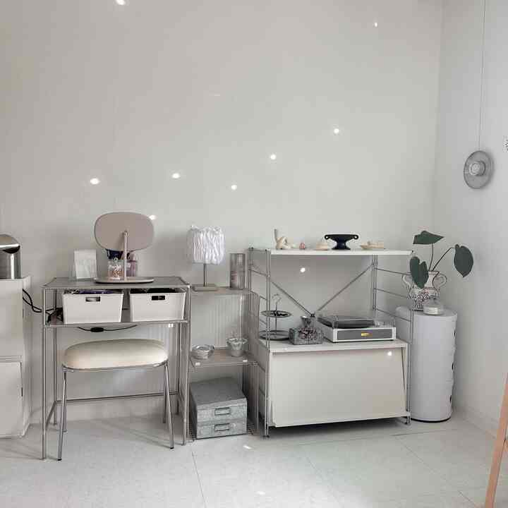 ミラーボールが輝く部屋🤍

夏早く終わり、光がもっと入ってきたら、、、、>。

＃美しいテム最高屋＃コンスープ記録＃ミラーボール＃小さな部屋＃小さな部屋飾り＃3平方＃3平方インテリア＃オブジェ＃オブジェインテリア＃棚＃棚インテリア＃北棚＃寝室 
