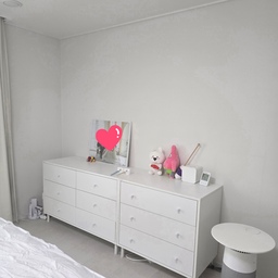 #오늘의우리집 #콘수프기록 #침실 #침실인테리어 #화이트인테리어 #서랍장
#침실수납 #집에서제일바빠 
여름맞이 침실 청소하고 기록 남기기 :)
집 전체가 거의 화이트톤이라 깔끔해보여서 좋긴 하지만 
그만큼 청소도 자주 해줘야한다는거 😅
