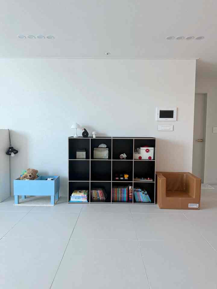 #今日の私の家

どんどん満たされている我が家のひびが空間🗄️🖤
夫が提案したリビングルームのソ・ジェファ+赤ちゃん空間作りを電撃的に始めています！ 

おかげでテレビも果敢に取り除き、部分塗り再びしました。
テレビと別れをしてマニマニあー簡単になれば必要ならスタンバイミで一つ聞こえる予定ですよ🏠

ここで本も読んで時間を過ごすのが好きなので王のように！
本人のショパに座っていたら、本人だと所有権を主張するのに恥ずかしくて可愛くて笑ってちょうどそうです🤦🏻‍♀️
もうまた壁には何をつけてあげるか悩みます。

 
＃赤ちゃんが住んでいる家＃リビングルームインテリア＃ハウススターグラム＃ハウスインテリア＃ホワイトインテリア＃ブラックインテリア＃赤ちゃん人形＃愛着人形＃本育児＃赤ちゃんの家の居間 
