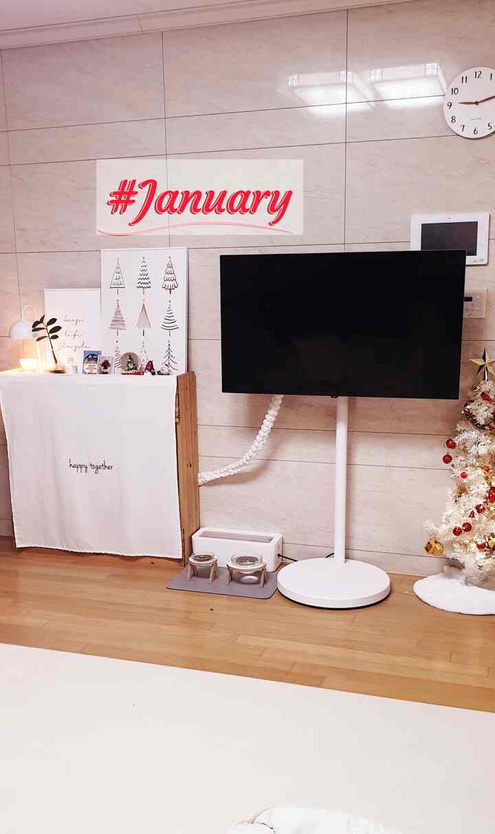 ＃半年インテリア記録＃コンスープ記録 

♥1月 - まだクリスマスツリーを片付けていないので、12月のクリスマス感がそのままにある家です〜私のツリーとクリスマスの小物を超えて好きで長く置きましたㅎㅎ

＃ホワイトインテリア＃リビングルームインテリア＃クリスマスストリート＃クリスマス小道具＃ポスター＃ポスターインテリア＃クリスマスポスター 