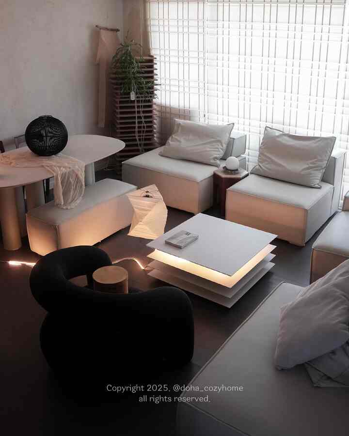 ＃＃製品提供私たちの家のスペースに入った新しいソファテーブルを紹介します！

みんなペアで実物を見て感心したという後期
以前から興味を持って見ていたフラットポイントページソファテーブル！
私は私の家の居間の空間に入りました！

空中に少し浮いているような感じも聞いて神秘的
実物で見ると、より豪華な姿。
積み重ねた構造なので何も上げなくても
それ自体で一つのオブジェのように見えました。

日差しや照明が当たると、アルミフレーム
ほのかに反射するので、認知空間はもう1トン
明るくなるような感じです。🌞💛

レイヤー形式のデザインだから、小物やデザイン本を
活用してお好みでスタイリングするのにもとても良いです..🫶

将来のフラットポイントページソファケーブルで
スタイリングもお楽しみください 🙏🏻☺️

@flat_pointページソファテーブル
•
•
•
•
•
＃フラットポイント＃flatpoint＃ページソファテーブル＃ソファテーブル＃リビングテーブル
#リビングテーブル #インテリア雑貨 #livingstyling #minimalinterior #modernfurniture #フラットポイントソファーテーブル#トゥーンペーパー家具