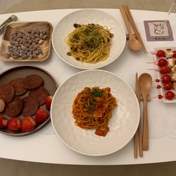 주말엔 집이 레스토랑이죠🍷
느긋하게 좋아하는 걸로만 테이블 채워봤어요.
파스타 두 가지에
딸기, 초콜릿, 와인 한 잔까지.
밖에 안 나가도 이 정도면 만족 💯
#오늘의집 #주말일상 #홈파티 #혼술스타그램 #혼밥스타그램 #파스타요리 #와인한잔 #자취라이프 #자취생요리 #집밥스타그램 #홈쿡그램 #소확행 #감성저녁 #테이블세팅 #감성한끼 #자취식탁 #먹스타그램 #푸드스타그램 #딸기디저트 #플레이팅스타그램 #주말계획 #방꾸미기 #집꾸미기 #주말감성 #집순이라이프 #힐링저녁 #퇴근후보다좋은주말 #자취일기 #감성스타그램 