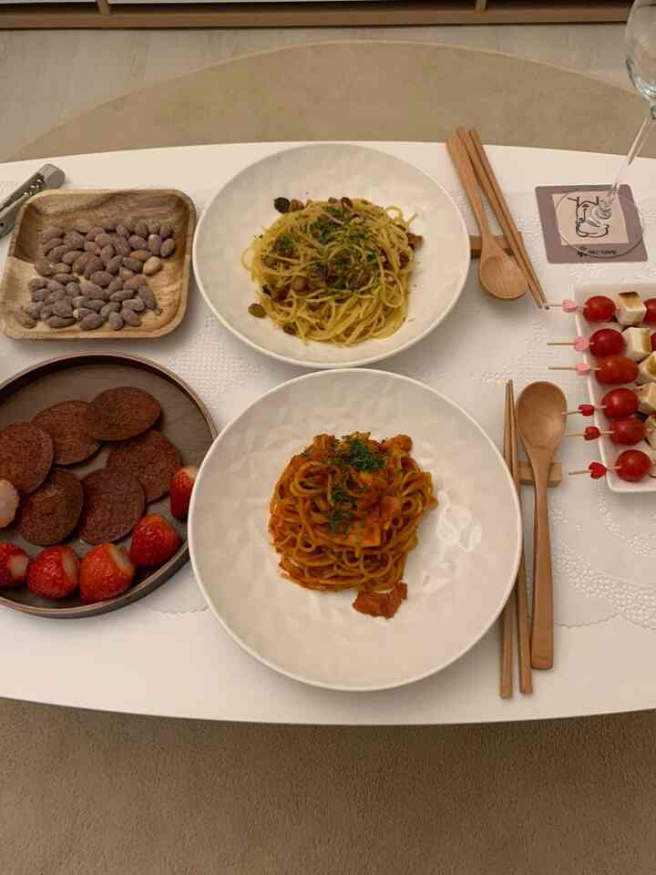 週末は家がレストランですよ🍷

ゆったりと好きなだけでテーブル満たしてみました。

パスタ二つに
イチゴ、チョコレート、ワインのグラスまで。
外に出なくてもこれくらいなら満足💯

＃今日の家＃週末の日常＃ホームパーティー＃ホンスルスターグラム＃ホンバプスターグラム＃パスタ料理＃ワインカップ＃自家製ライフ＃自家製料理＃家禽スターグラム＃ホームクック＃小確かな＃感性ディナー＃テーブル設定＃週末感性 