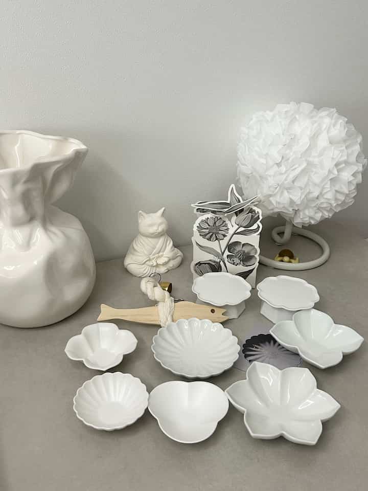 #예쁜템최고야 #콘수프기록 
The radish I chose as my sister-in-law's wedding gift♡✨

I wanted to give a gift with Korean beauty to my sister-in-law who lives overseas.

The radish that I had my eye on for my newlywed life! I bought it。。！

The shape is so pretty and luxurious that I really liked it.

There are things I want by type and texture!
I liked the matte one more because it has a unique texture,
but when I actually saw it, the glossy one with a shiny glaze was really pretty!

#Ppodungji #오늘의집 #거실인테리어 #식탁인테리어 #주방인테리어 #거실인테리어 #접시추천 #그릇추천 #그릇 #접시 #맞팔 #맞팔환영 #소통 #소통해요
