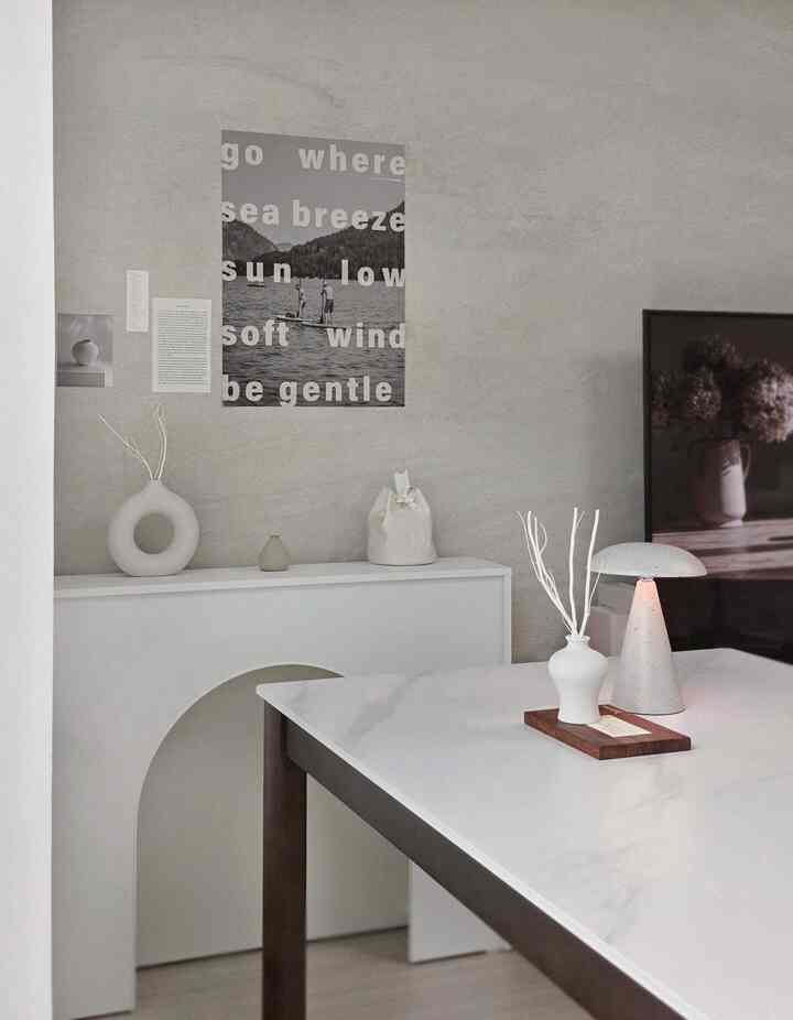 ＃サリムサル＃コンスープ記録⁵
食卓を新しく入れてから空間の雰囲気がずっと落ち着きました。 🍽️
ご飯を食べるたびに座っている席なので、照明やオブジェも一つ一つ気になってしまいました。
ほのかにまとめられた空間のおかげで心も楽になると思います：D





今日の家