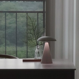 #우리집포토존 #거실
새벽에 일찍 일어나 찍어본 식탁 위 풍경이에요 :)
아침이나 밤에도 마음에 들지만 새벽에 유독 더 조용해서 그런지 분위기가 살아나더라구요. 
테이블 위 조명만 살짝 켜두면 감성있는 한 장면이 되는 것 같아요. ☁️📸
#오늘의집 #오늘의가든 #오늘의기록 #포토존 #포토존꾸미기 #식탁 #식탁인테리어 #무드등 #무드등인테리어 #조명 #조명추천 #새벽 #새벽감성 #맞팔