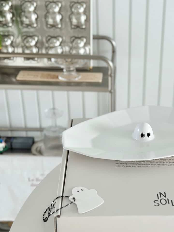 #오늘의우리집

👻 Cuteness max plate!!!

Stop buying bowls
ㄴHow do you do that

I wanted it so much that I put it in my cart
and kept glancing at it

But this time, there was a 20% coupon for the Binary Week sale
so I quickly paid :)

The package came so pretty that it looked like a gift
I felt even better as soon as I received it 💝

Let's think about what to put in it
from now on,,
(Purchase first and then think about it)

#ftc14thstory #콘수프기록 #맞팔
#plating #홈카페 #홈브런치 #유령접시
#housewarming gift #선물추천 
#dining room #다이닝테이블 #화이트주방 

