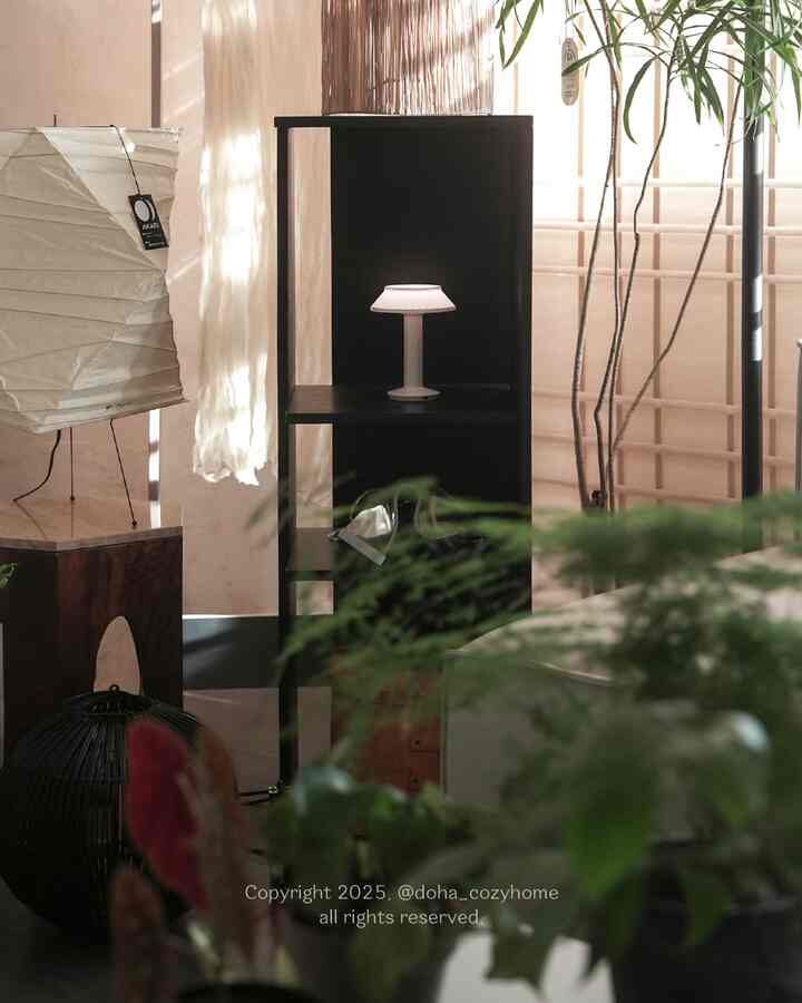 ＃きれいなテム最高野の照明ラバーの心を揺さぶるもう一つの照明「瓦ランプ」を紹介します！ 🖤

韓国の伝統瓦を思わせるテクスチャーとその間にほのかに透過する光が美しい瓦ランプは、ニューヨーク現代美術館MoMAデザインストアのベストセラーアイテムでもありますよ。 💫

普段からジェンスタイルを好んでいた方なら、きっと好きなデザイン！ 🥹🙏🏻 私は明るさ1段階に設定しておき、棚やソファテーブルの上にオブジェのようにスタイリングするのが好きです。 :)

静かで静かなムードの瓦ランプ！一緒に鑑賞します🕯️

@mobileisland_official 気外ランプ / white
。
。
。
。
。
＃ジェンスタイル＃感情照明＃タイルランプ＃ムードライト＃スペースデザイン＃感度の高い家＃照明コレクション＃ジェンスタイルインテリア＃韓屋インテリア＃東洋風インテリア＃プランテリア

