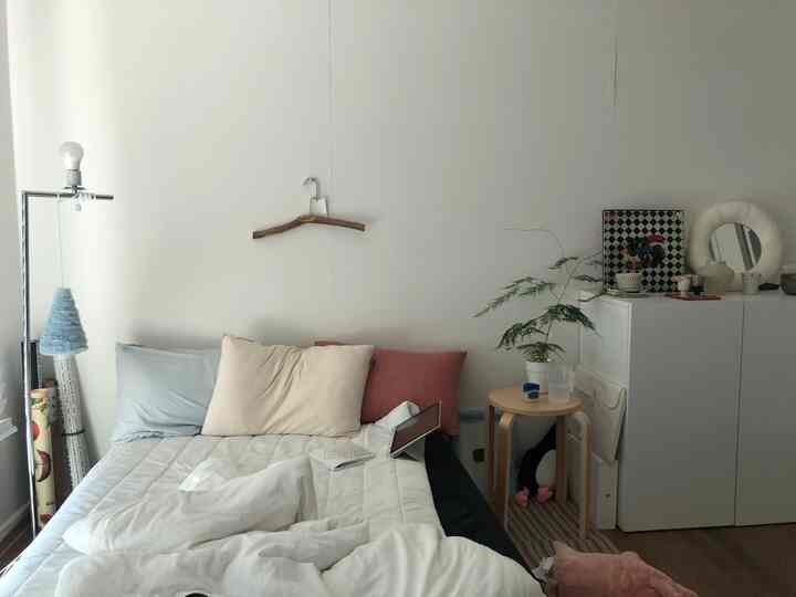 週末の午後まとめて一つもダメなお部屋の様子です！ 
室内デザインと特性上、コンピュータを使う時間が非常に長くて休む時は絶対机に座っていないんです。プランナーを書く、ネットフリックスを見る、本を読んで、英語を勉強するなど。


＃今日の家＃今日の家のクリエイター＃今日の家のおすすめ＃オーハウス＃セルフインテリア＃部屋の装飾＃ワンルームのインテリア＃内装の装飾＃小さな部屋のインテリア＃ホームカフェの装飾＃インテリアアクセサリー＃ホームスター＃ホームカフェ＃インテリアの家＃インテリアの装飾＃暖かい＃ムードライトインテリア＃家の装飾＃MyCozyHome＃RoomDecor＃HomeVibes＃AestheticHome



